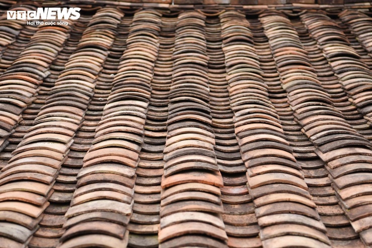 “Ngói bao gồm hai loại là ngói âm (viên nằm ngửa) và ngói dương (viên úp lên trên), tạo nên những đường rãnh giúp thoát nước nhanh và thông gió tốt. Cách lợp này biểu trưng cho sự hài hòa giữa trời và đất, âm và dương trong triết lý sống của đồng bào Nùng chúng tôi”, bà Lan chia sẻ.