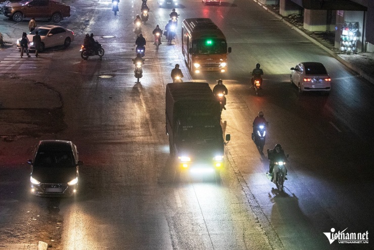 Theo ghi nhận của phóng viên trên Quốc lộ 6, đoạn gần Bến xe Yên Nghĩa (phường Yên Nghĩa) vào thời điểm 20h, dù khu vực này có đèn đường và đông dân cư, nhiều tài xế ô tô tải vẫn bật hai đèn LED siêu sáng.