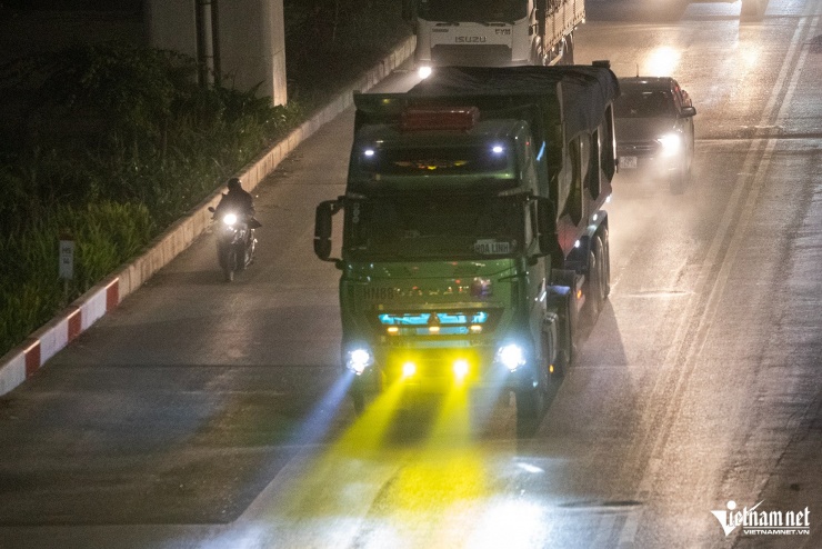 Ô tô lắp đèn siêu sáng gây cảnh 'mù tạm thời' cực nguy hiểm trên đường Hà Nội - 2