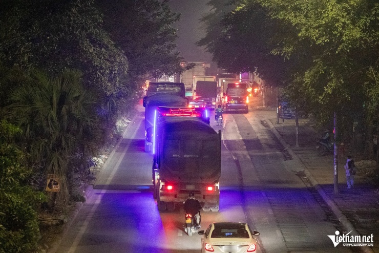 Anh Cao Tuấn Đạt (trú tại xã Bình Minh, Hà Nội) cho biết, ánh sáng từ các ô tô lắp đèn LED siêu sáng còn chiếu vào gương xe chạy cùng chiều rồi phản chiếu vào mắt tài xế khiến họ khó quan sát khi tham gia giao thông.