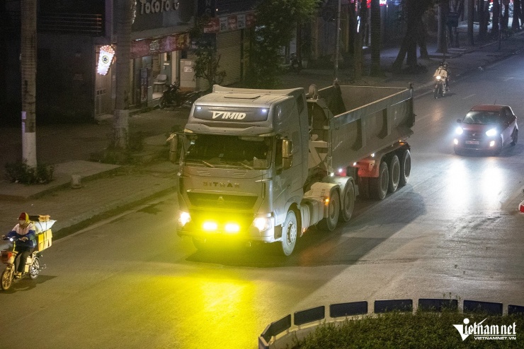 Tại các tuyến đường không có dải phân cách giữa, khi gặp ô tô tải lắp đèn siêu sáng phía đối diện, các tài xế ô tô con hoặc người lái xe máy như "mù tạm thời".&nbsp;