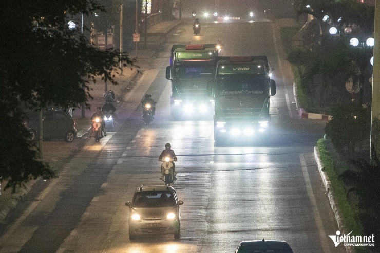 Tương tự, trên tuyến phố Phúc La (đoạn qua Khu đô thị Xa La, phường Hà Đông), nhiều ô tô lắp đèn LED siêu sáng đi thành đoàn gây ảnh hưởng đến người tham gia giao thông.