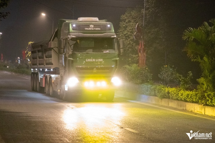 Ô tô lắp đèn siêu sáng gây cảnh 'mù tạm thời' cực nguy hiểm trên đường Hà Nội - 10