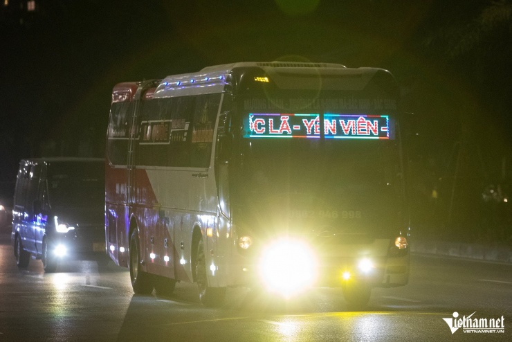 Ô tô lắp đèn siêu sáng gây cảnh 'mù tạm thời' cực nguy hiểm trên đường Hà Nội - 8