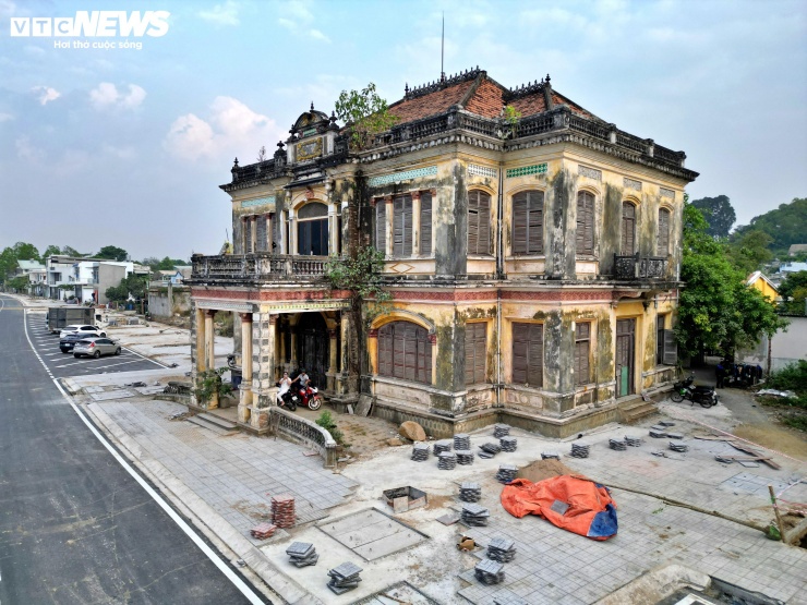 Điểm nhấn đặc biệt của dự án là việc bảo tồn nguyên vẹn căn biệt thự cổ hơn 100 năm nằm ven sông, sau khi chủ đầu tư phải điều chỉnh, nắn hướng tuyến để tránh xâm phạm công trình này.