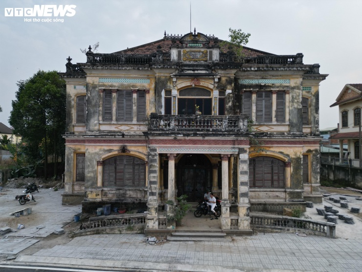 Biệt thự cổ Võ Hà Thanh, còn được người dân địa phương gọi là nhà lầu ông Phủ, được xây dựng từ năm 1922 và khánh thành năm 1924. Trải qua hơn một thế kỷ, công trình vẫn giữ được gần như nguyên vẹn giá trị kiến trúc và dấu ấn lịch sử.