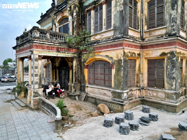 Ngôi biệt thự gồm hai tầng, mang đậm phong cách kiến trúc phương Tây với gam màu vàng chủ đạo, mái ngói cổ, hệ thống cột trụ lớn, cửa sổ gỗ bố trí đối xứng bốn mặt, cầu thang và hành lang rộng rãi.