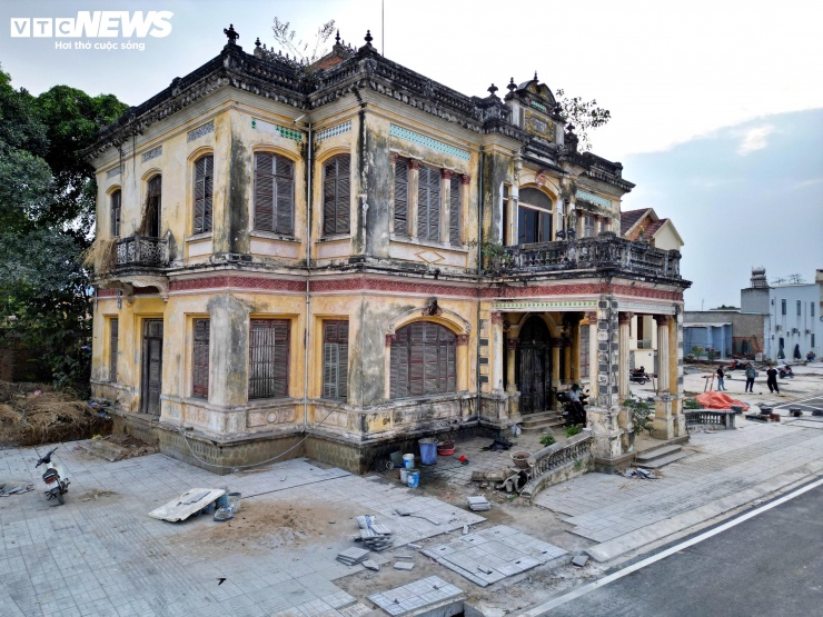 Hiện nay, khu vực xung quanh biệt thự cổ đã được chỉnh trang đồng bộ. Mặt đường được thảm nhựa, vỉa hè lát gạch, không gian cảnh quan dần hoàn thiện, tạo nên sự hài hòa giữa công trình giao thông hiện đại và kiến trúc cổ kính. Với giá trị lịch sử và nét kiến trúc tinh xảo, biệt thự cổ này cũng đang được nhiều đoàn làm phim lựa chọn làm bối cảnh cho các tác phẩm tái hiện không gian xưa.