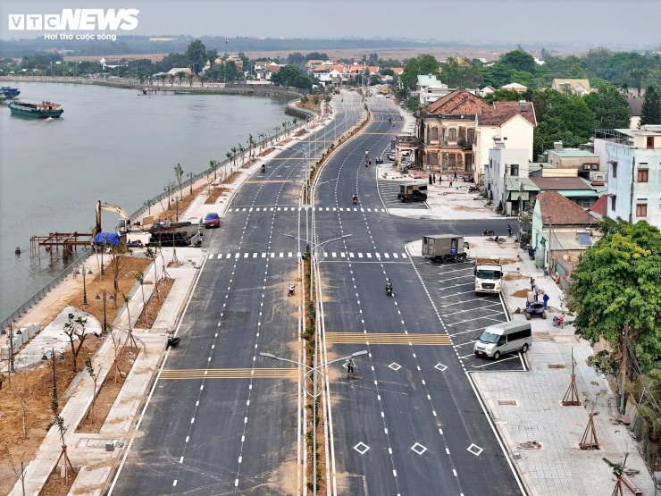 Tuyến đường ven sông Đồng Nai có tổng chiều dài 5,2 km, khởi công từ cuối năm 2020. Tuyến đường được thiết kế rộng 34 m, gồm 6 làn xe, vỉa hè mỗi bên rộng 5 m, mặt đường 24 m, chưa kể phần công viên và kè sông. Ngoài đoạn qua khu vực nhà cổ, phần lớn chiều dài còn lại của tuyến đã được thảm nhựa, kẻ vạch sơn, trồng hoa tại dải phân cách và lắp đặt hệ thống chiếu sáng.