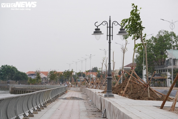Những ngày này, công nhân đang tập trung hoàn thiện các hạng mục cuối cùng như trang trí vỉa hè, chỉnh trang cảnh quan, đảm bảo tiến độ thông xe đúng kế hoạch.