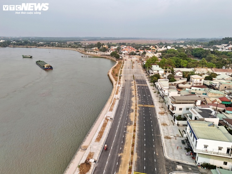 Dự án cũng bố trí 3 bến đò nhằm tăng khả năng kết nối giao thông đường thủy, tạo điều kiện thuận lợi cho người dân và tàu thuyền qua lại. Theo quy hoạch, đoạn đường ven sông phía phường Trấn Biên sẽ được kết nối đồng bộ với tuyến đường phía bên kia sông thuộc phường Biên Hòa trong thời gian tới, góp phần hoàn thiện không gian đô thị ven sông.