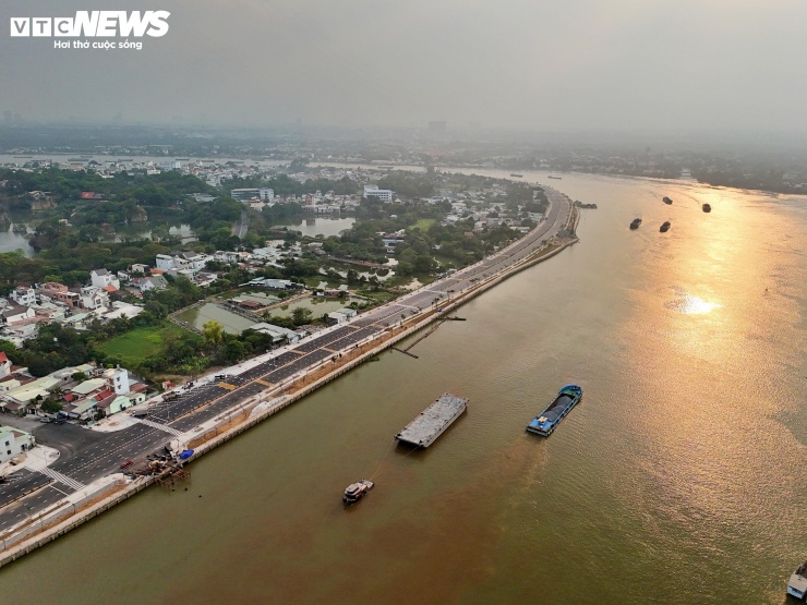 Sông Đồng Nai chảy qua đô thị ven sông khoảng 30 km, giữ vai trò quan trọng trong cung cấp nước, điều hòa khí hậu, phát triển năng lượng và thích ứng với biến đổi khí hậu. Với tiềm năng lớn, hành lang ven sông Đồng Nai được xác định là một trong những khu vực động lực phát triển của tỉnh Đồng Nai trong giai đoạn tới, nơi hài hòa giữa hạ tầng hiện đại và giá trị văn hóa - lịch sử lâu đời.