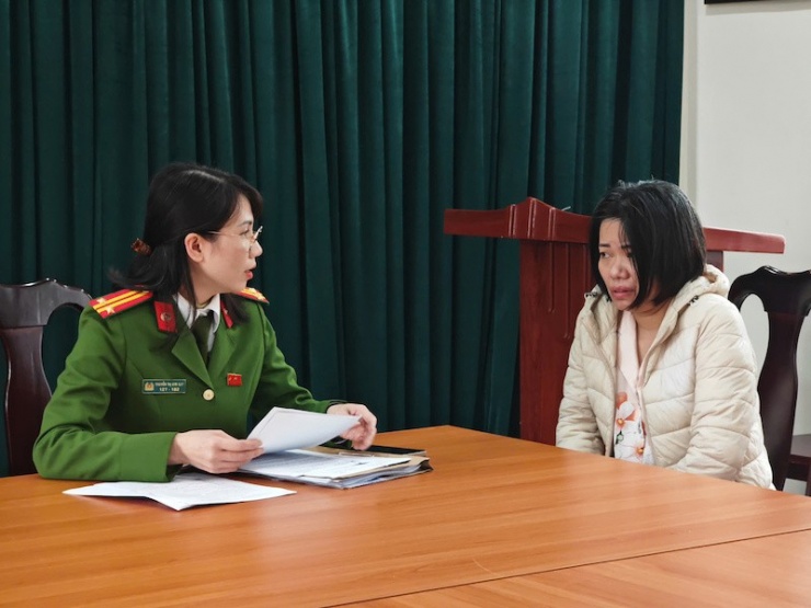 Cán bộ Cơ quan CSĐT Công an TP Hà Nội hỏi cung đối tượng Trương Thị Bắc.