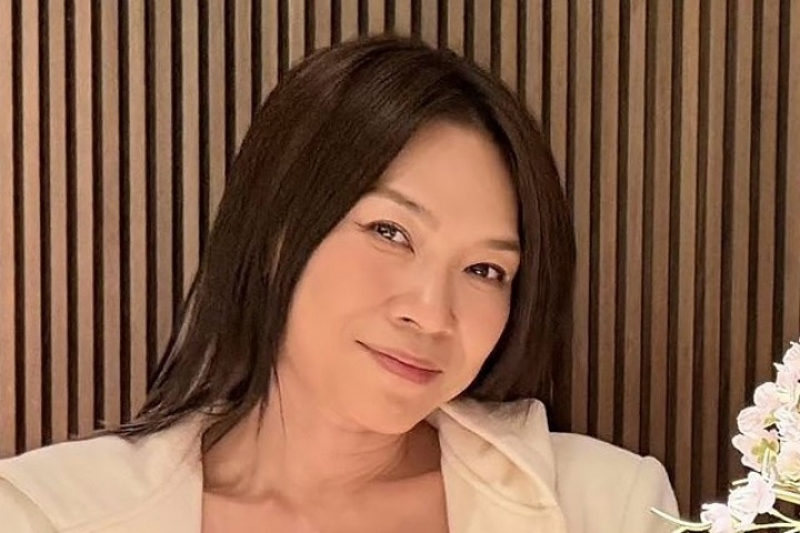 Ảnh sao 27/1: Mỹ Tâm khoe mặt mộc tuổi 45