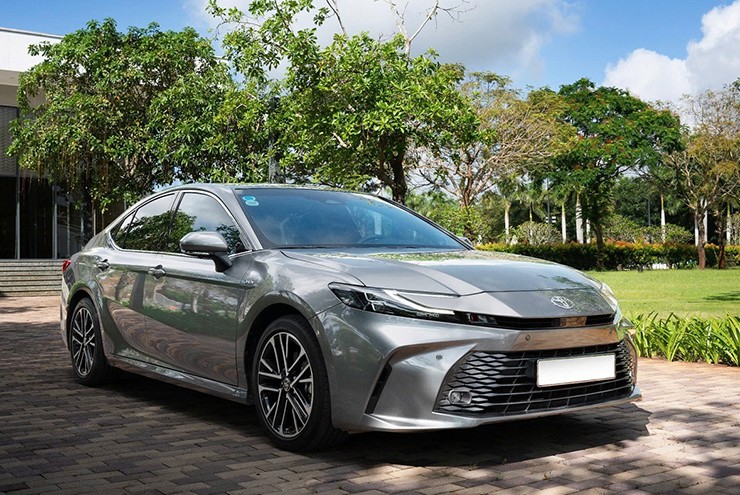 Toyota giảm giá loạt xe hybrid tại Việt Nam