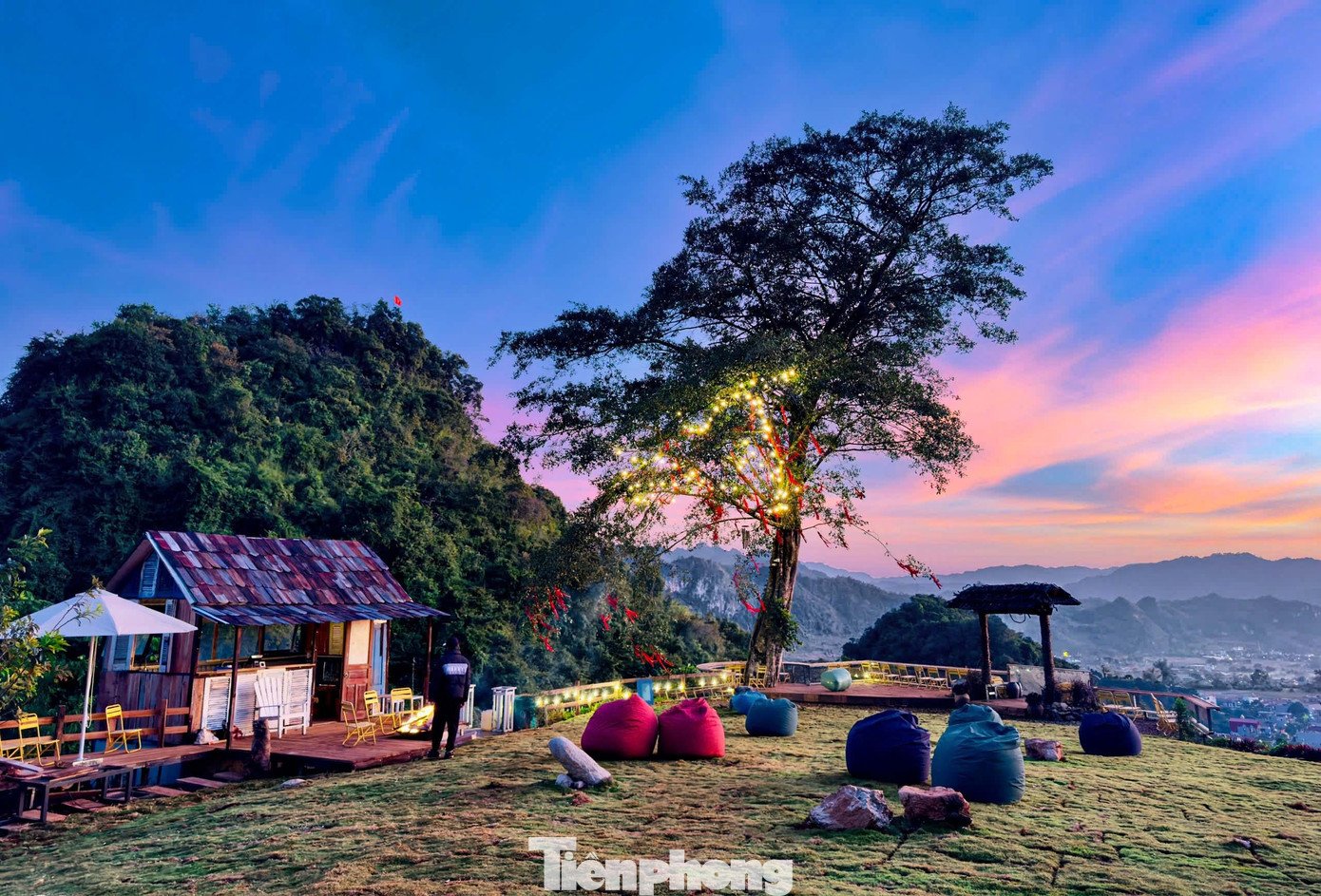 Nằm ở độ cao tách biệt, đỉnh Mu Náu sở hữu tầm nhìn không giới hạn ra những dãy núi trùng điệp và thung lũng sâu của cao nguyên Mộc Châu.