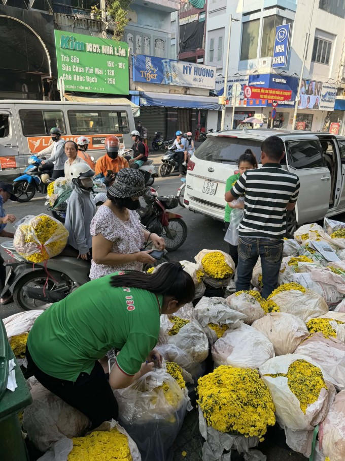 Người dân mua cúc mâm xôi ở phường Bàn Cờ, TP HCM, trưa 26/1. Ảnh: Lan Chi