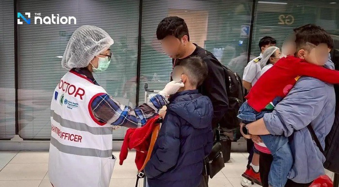Kiểm tra sức khỏe ở sân bay Thái Lan để đối phó nguy cơ dịch bệnh do virus Nipah Ảnh: THE NATION