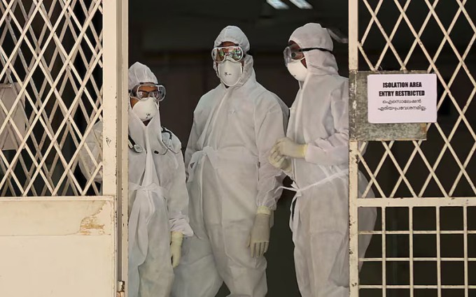 Nhân viên y tế mặc đồ bảo hộ sau khi bùng dịch virus Nipah ở Tây Bengal, Ấn Độ. Ảnh: National News