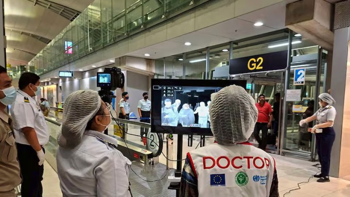 Sân bay ở Thái Lan kiểm dịch nghiêm ngặt sau khi Ấn Độ bùng dịch. Ảnh: EPA