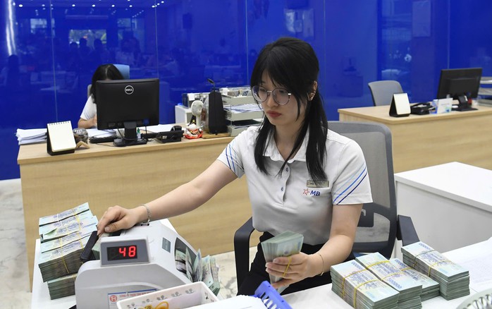 Mặt bằng lãi suất được dự báo khó tăng mạnh trong bối cảnh các ngân hàng được yêu cầu tiết giảm chi phí hoạt động để hỗ trợ doanh nghiệp và nền kinh tế. Ảnh: LAM GIANG