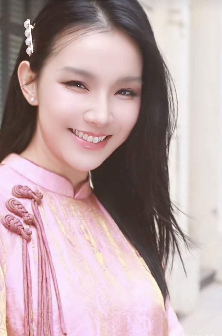 Trên mạng xã hội, loạt bình luận dành cho Thùy Lâm chủ yếu là những lời khen ngợi. Không ít fan bày tỏ sự ngưỡng mộ trước diện mạo trẻ trung của nàng hậu 8X, cho rằng cô là minh chứng rõ nét cho vẻ đẹp của người phụ nữ khi có cuộc sống viên mãn.