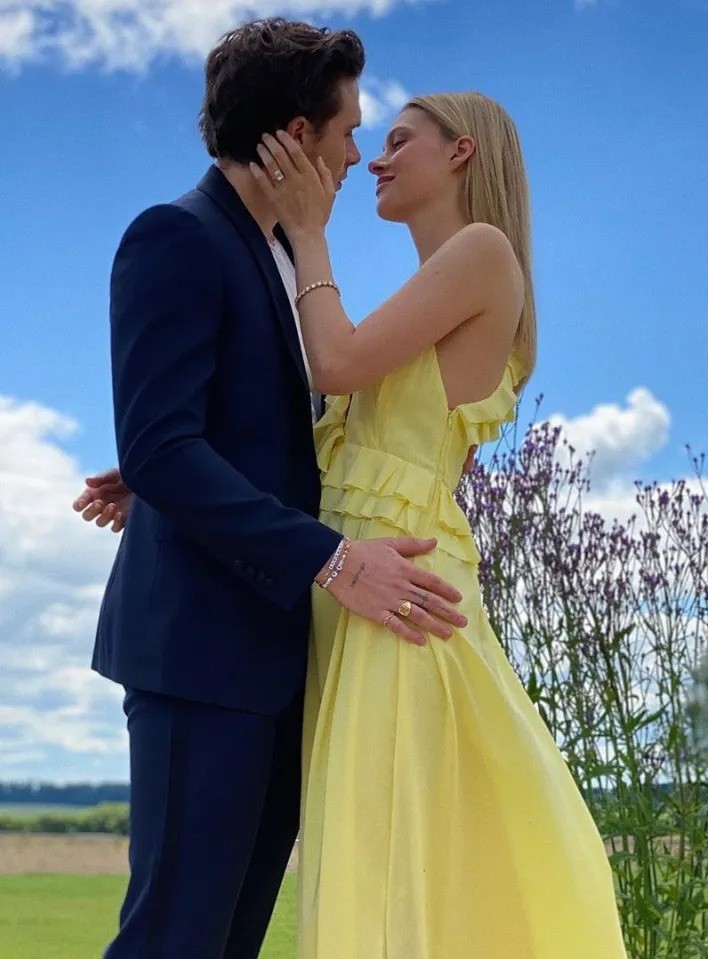 Những lần con dâu diện váy áo Victoria Beckham thiết kế - 1