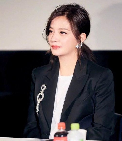 Triệu Vy bị gán tội rửa tiền, buôn người.