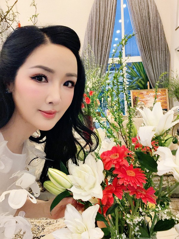 Ở tuổi 55, Giáng My vẫn tự tin khoe body "nức nở" với 3 vòng nóng bỏng cùng đôi chân dài gợi cảm. Đã trải qua sinh nở và tuổi tác cũng nhiều nhưng dường như thời gian bỏ quên hoa hậu.