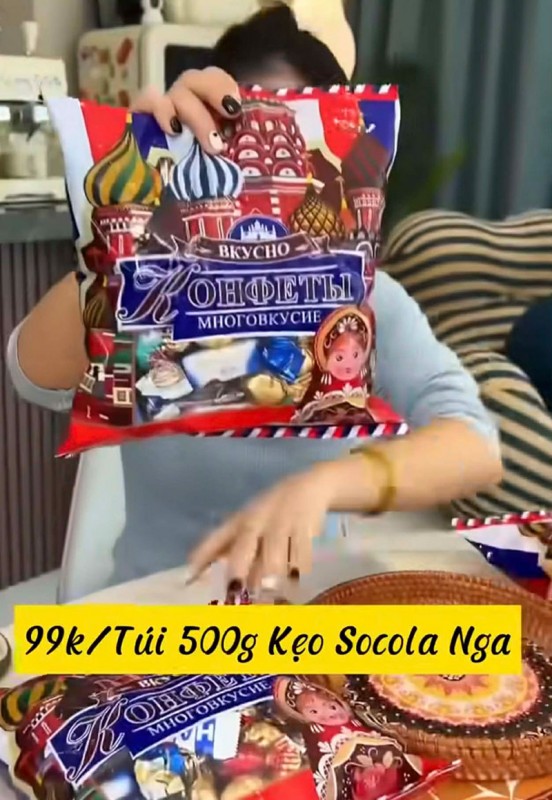 Một chủ tài khoản livestream bán kẹo socola của Nga với giá rẻ giật mình.