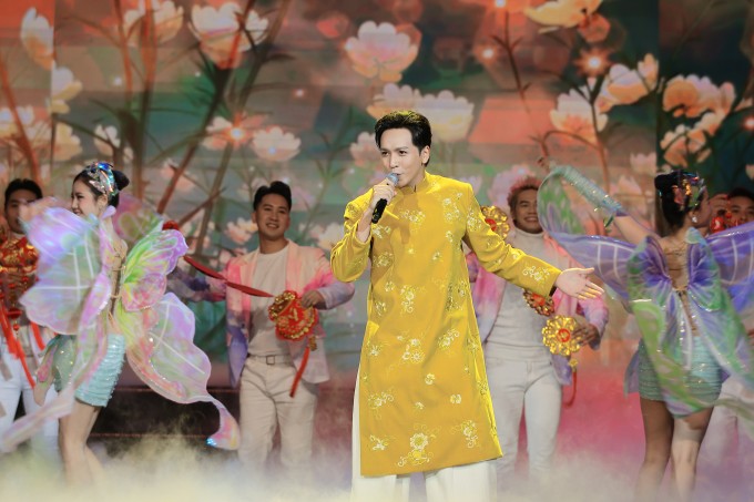 Bạch Công Khanh mang đến không khí rộn ràng với "Nàng xuân" phiên bản remix. Giọng hát giàu năng lượng của ca sĩ dẫn dắt mọi người bước vào hành trình cảm xúc xuyên suốt chương trình.