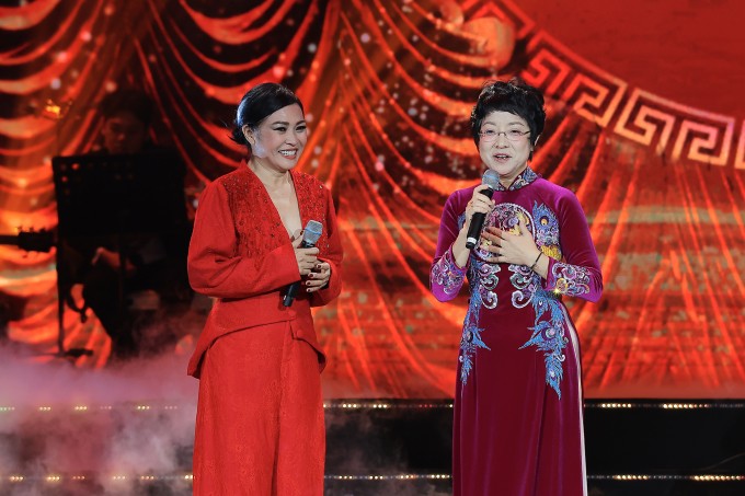 Tết Vạn Lộc 2026 còn có sự góp mặt của nhiều ca sĩ khác, trong đó có Phương Thanh (trái). Cô khiến khán giả cổ vũ cuồng nhiệt với "Mưa nửa đêm" và "Mưa chiều".