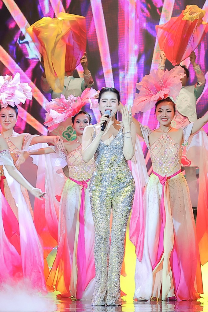 Ca sĩ chọn jumpsuit đính sequin bó sát hình thể, thiết kế hai dây cùng đường xẻ ngực giúp tôn lên bờ vai thon cùng vòng một nóng bỏng. Ở tuổi ngoài 40, Lệ Quyên tự tin với vóc dáng đẹp hơn thời đôi mươi nhờ chăm chỉ luyện tập kết hợp chế độ ăn uống healthy.