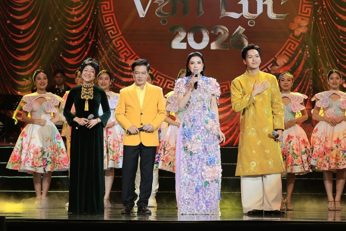 Chương trình được dẫn dắt bởi 4 MC gồm Thảo Vân, Chiến Thắng, Kim Huyền Sâm và Bạch Công Khanh (từ trái sang).