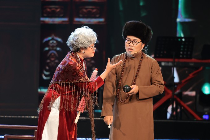 Bên cạnh phần âm nhạc, Tết Vạn Lộc 2026 còn có một số tiểu phẩm hài kịch, nổi bật nhất là "Tình mẹ duyên thầy" với sự tham gia của nghệ sĩ Vượng Râu, Thanh Tú, Dứt Văn Khoát, Lệ Mỹ, Thành Chíp (Thành Áo Hoa), Thùy Dương.