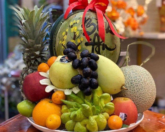 Cách bày mâm bồng đẹp của người miền Trung cũng không quá phức tạp. Những quả nặng, hoặc kích thước lớn thì được đặt dưới làm đế. Bên trên là những quả nhỏ hơn xen kẽ.