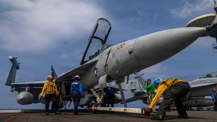 Thủy thủ chuẩn bị một máy bay tác chiến điện tử Boeing EA-18G Growler trên boong tàu sân bay USS Abraham Lincoln tại Ấn Độ Dương vào ngày 21-1. Ảnh: AP