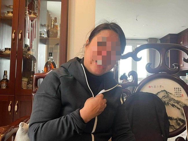 Bà D. khóc nấc khi nhớ đến những hình ảnh mẹ bị giúp việc đánh.