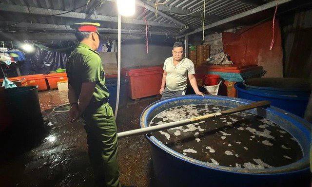 Hiện trường xưởng ngâm ốc bằng hóa chất bán ra thị trường quy mô lớn. Ảnh: CA TPHCM