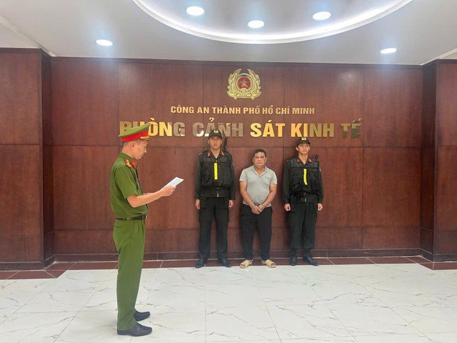 Cơ quan điều tra đọc lệnh khởi tố đối tượng. Ảnh: CA TPHCM