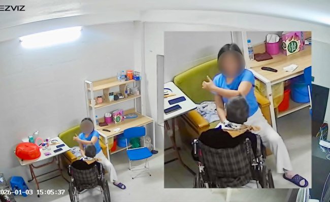 Hình ảnh cụ bà bị giúp việc đánh. Ảnh cắt từ clip.