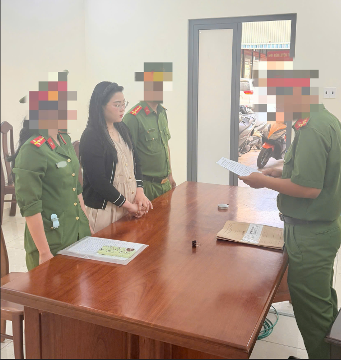 Cơ quan Cảnh sát điều tra tống đạt các quyết định tố tụng đối với Hồ Thị Dung Thoa, ảnh: CA