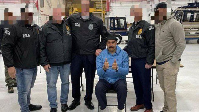 Tổng thống Nicolás Maduro dưới sự áp giải của lực lượng Mỹ sau khi hạ cánh xuống New York. Ảnh: White House/X.