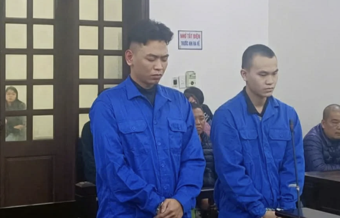 Nguyễn Văn Thiên (bìa trái)) và Nguyễn Long Vũ tại toà