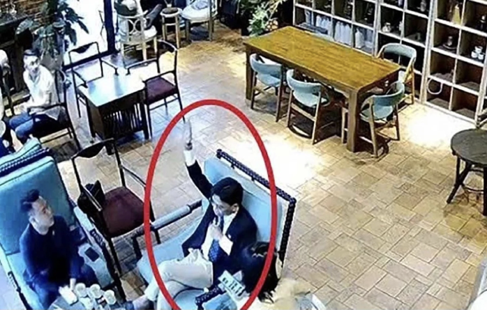 Nguyễn Văn Thiên ra hiệu cho Long thôi đánh nạn nhân. Ảnh cắt từ clip