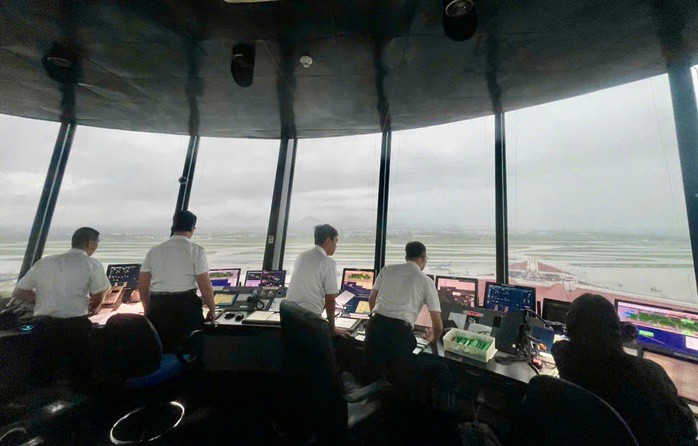 Kíp trực kiểm soát không lưu điều hành bay trong điều kiện thời tiết xấu. Ảnh: VATM