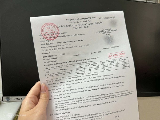 Hợp đồng nhận đặt cọc tiền, giao hàng sau của khách hàng mua tại doanh nghiệp. Ảnh: Việt Hưng