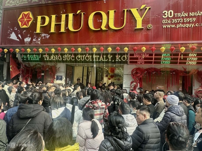 Người dân xếp hàng mua bạc tại cửa hàng Phú Quý trên đường Trần Nhân Tông, Hà Nội, ngày 27/1. Ảnh: Trọng Hiếu