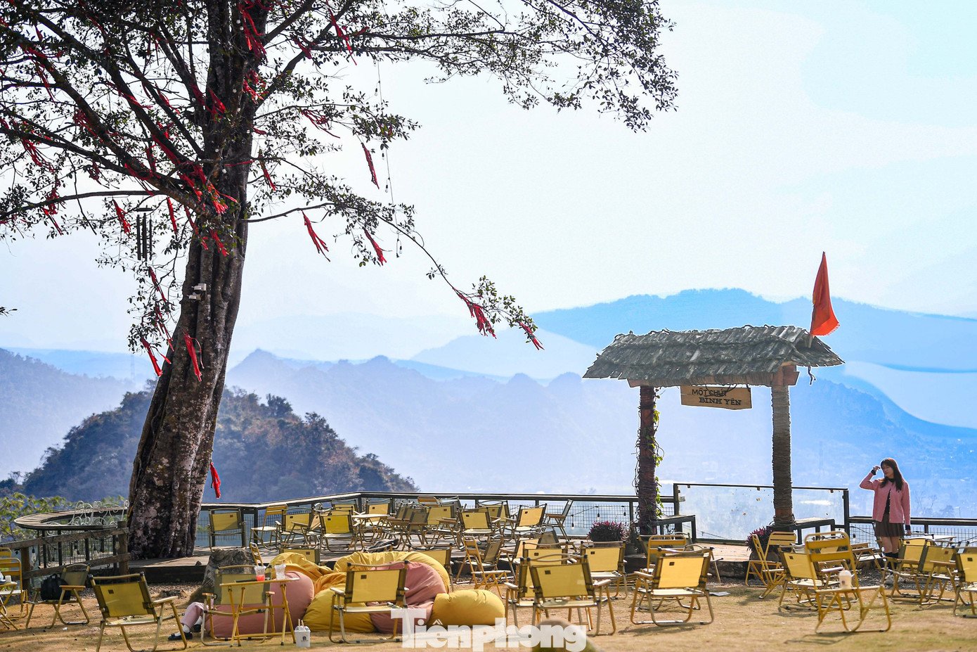 Nằm ở độ cao tách biệt, đỉnh Mu Náu sở hữu tầm nhìn không giới hạn ra những dãy núi trùng điệp và thung lũng sâu của cao nguyên Mộc Châu.