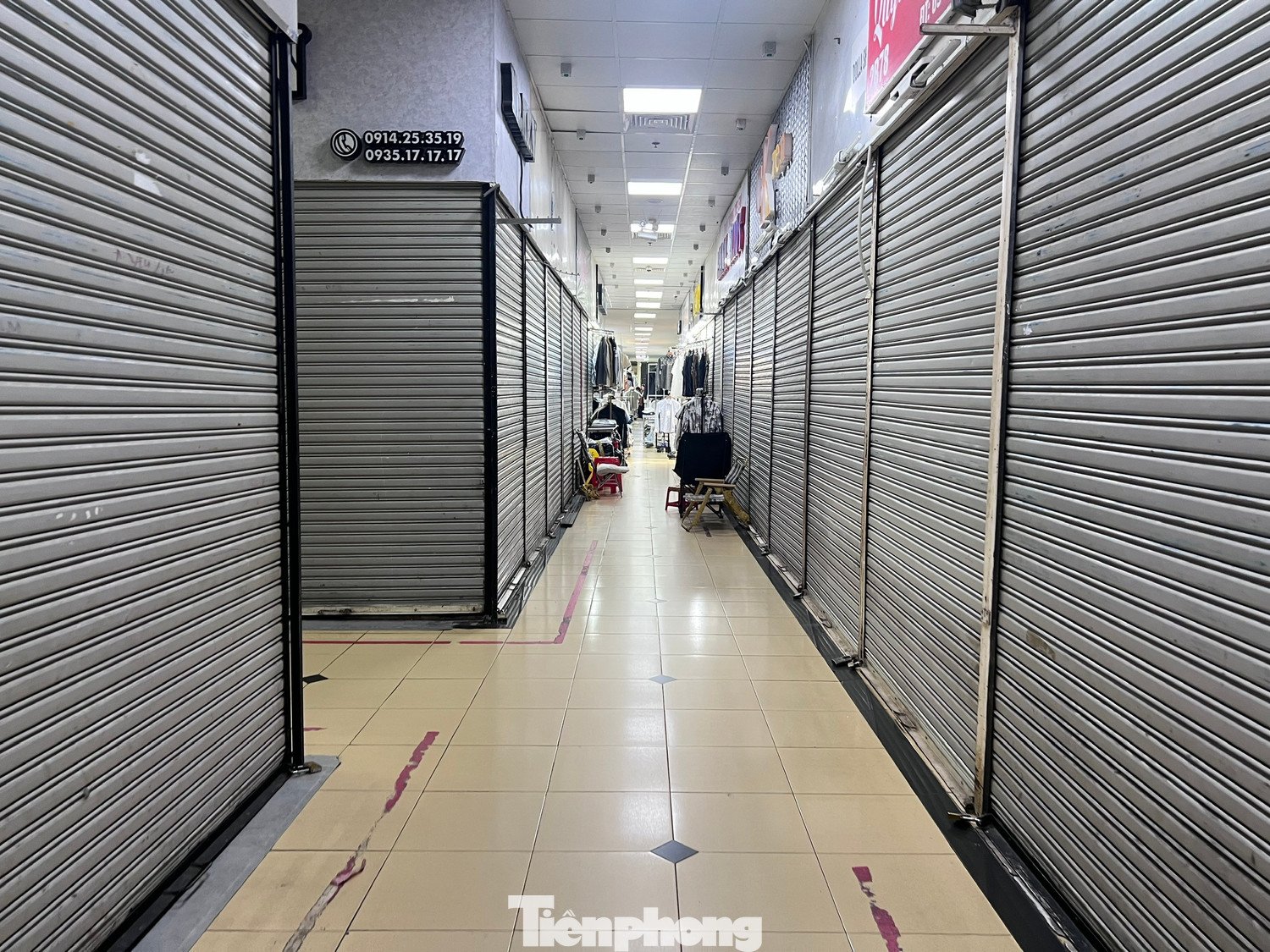 Những quầy hàng đóng cửa kín mít tại chợ truyền thống trong thời điểm cận Tết